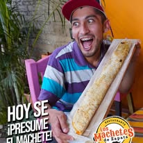 Cliente mostrando un machete gigante