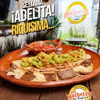 Cliente disfrutando un machete